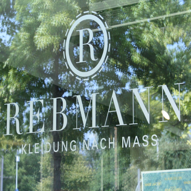 Rebmann-Logo auf Glasscheibe