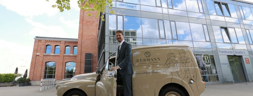 Ulrich Dörflinger mit dem Rebmann Lieferwagen vor der Niederlassung im ARTmax in Braunschweig zum 25-jährigen Jubiläum