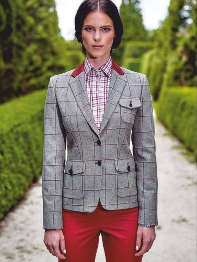 Damen Smart Casual Blazer mit Individualapplikationen über roter Hose Bernahrdt Fashion