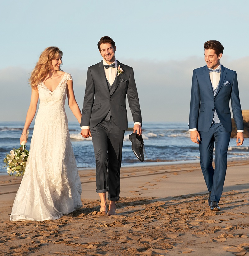 Hochzeit Anzug Kleid - Paar am Strand mit Trauzeugen