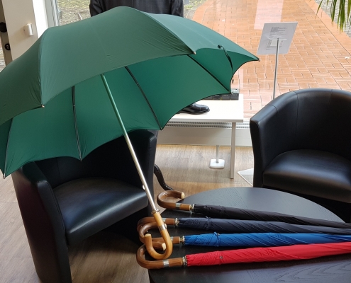 Brigg-Schirme in verschiedenen Farben