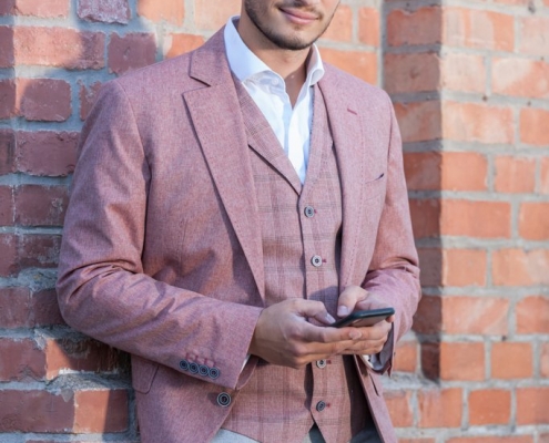 Rebmann Lookbook Sommer 2020 - Bild 01: Broken Suit hellgrau - pastellrot