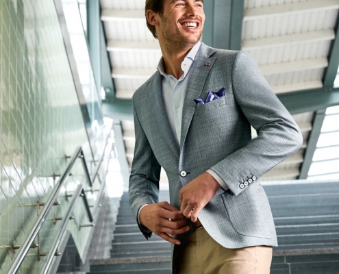 Sommer-Outfit nach Maß - beige Chino, weisses Hemd, hellgrau meliertes Sakko