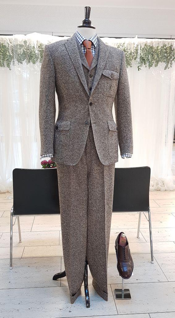 dreiteiliger Tweed-Anzug Donegal braun mit kariertem Hemd und dunkelorange-farbener Krawatte