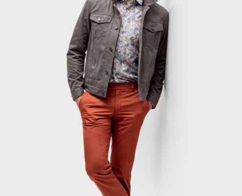openfieldjacket-hose-orange Field-Jacket Variante aus Denim mit orange-rot-farbener Chino,Druck-Shirt und weissen Sneakers
