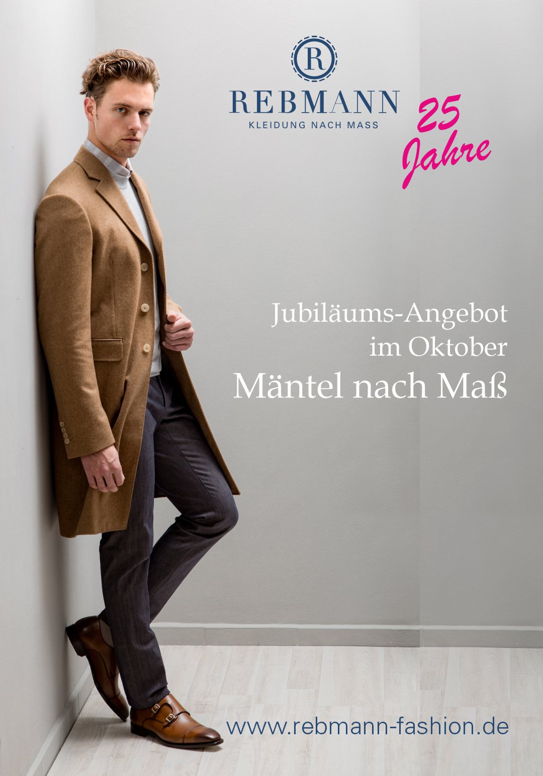 Mann mit Mantel zum Oktober-Angebot Mäntel für Herren