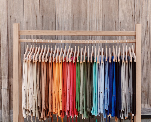 Chinos aller Farben hängen nebeneinander auf einem Kleiderständer