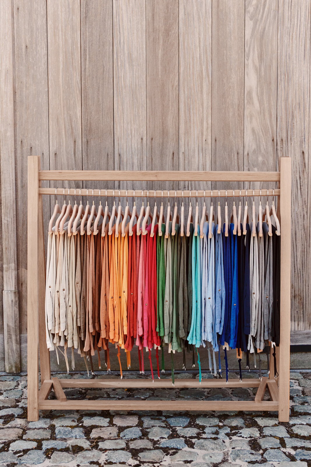 Chinos aller Farben hängen nebeneinander auf einem Kleiderständer