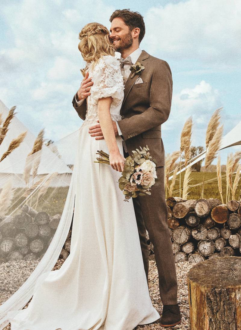 Hochzeitspaar im Freien, Vintage-Style brauner Anzug mit Schmuckweste und Fliege