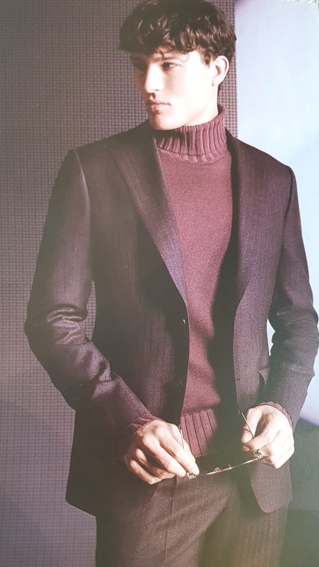 aubergin Business Casual - Mann in auberginfarbenem Anzug mit brillianten beerenfarbenen Kreidestreifen und beerenfarbenem Rollkragenpullover