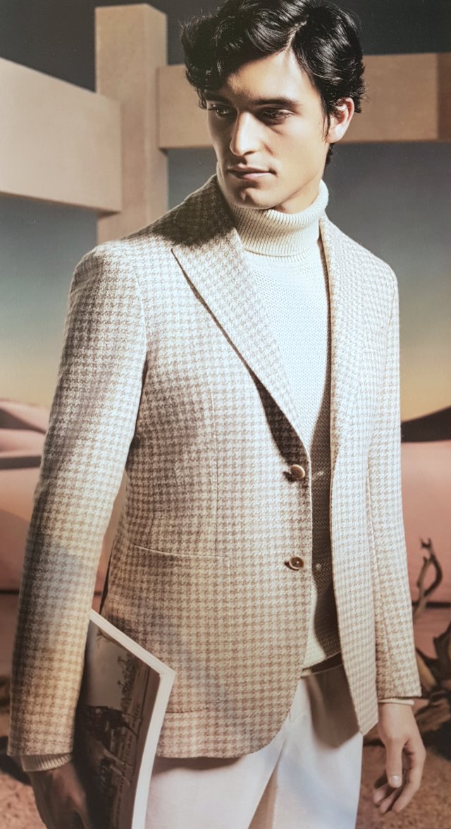 hahnentritt-offwhite Business Casual: Blazer Hahnentritt beige auf Off-White, dazu Rollkragenpullover und Hose in Off-White unifarben.
