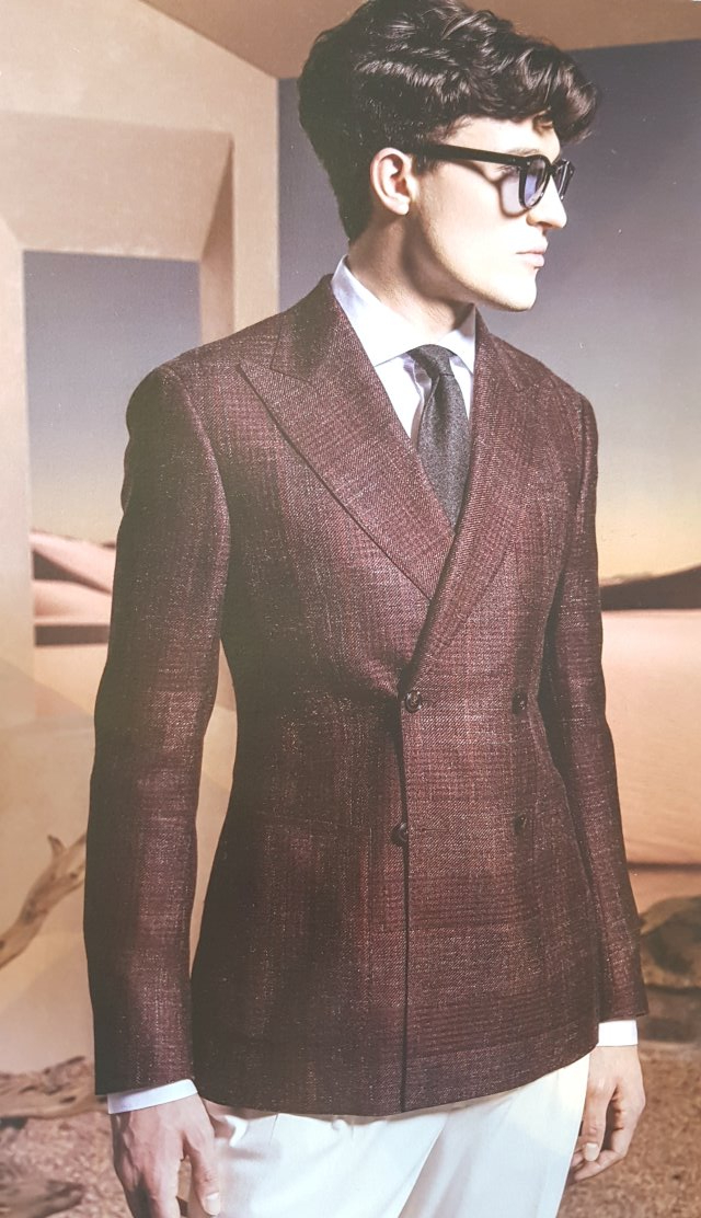 zweireiher-beere Business Casual - Mann in Kombination aus beerenfarbenem Zweireiher , weissem Hemd, weisser Hose und dunkelblauer Krawatte