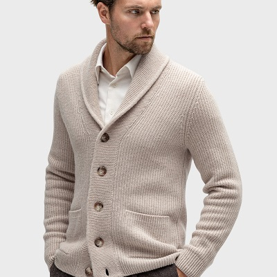 Model trägt Strickweste aus Baby-Lambswool von Baruffa mit Flannellhose und Hemd