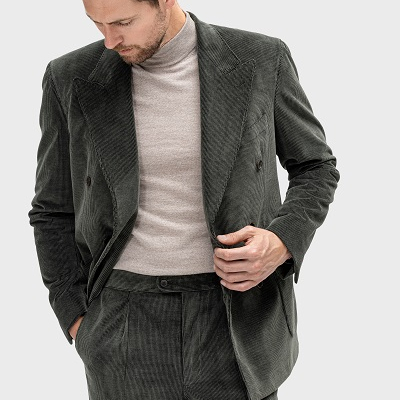 Rollkragenpullover aus feiner Merino Wolle unter einem lässigen Cordanzug
