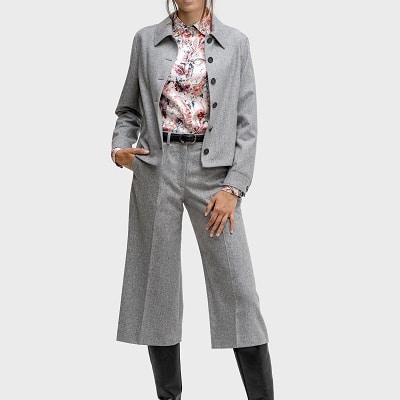 damen-zweiteiler-flannell-hellgrau Hellgrauer Flanell-Zweiteiler mit hochschließbarem Blazer und Dreiviertelhose