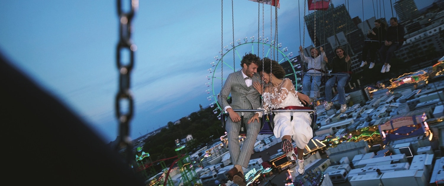 Hochzeitspaar auf Kettenkarusell