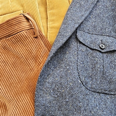 goldgelbe und rostfarbene Hose in gröberem Cordstoff kombiniert mit einem blauen Donegal-Tweed mit gelben Farbsprenkeln