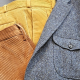 goldgelbe und rostfarbene Hose in gröberem Cordstoff kombiniert mit einem blauen Donegal-Tweed mit gelben Farbsprenkeln